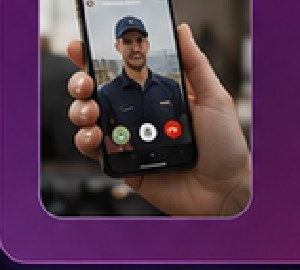 Residente verificando una videollamada de visita desde su celular